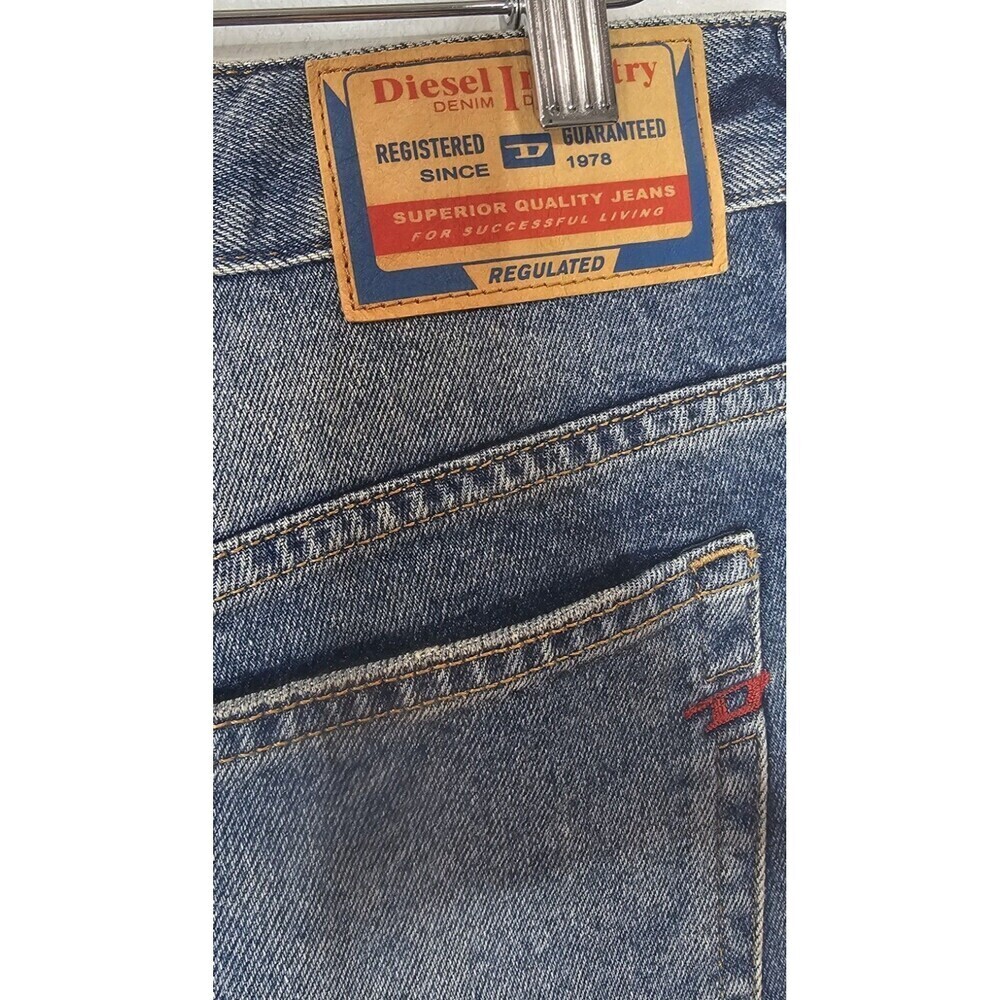 Diesel Womens De-Yuba 5-Pocket Size W28 Mid Rise Medium Wash Denim Shorts NEW - Picture 16 of 16